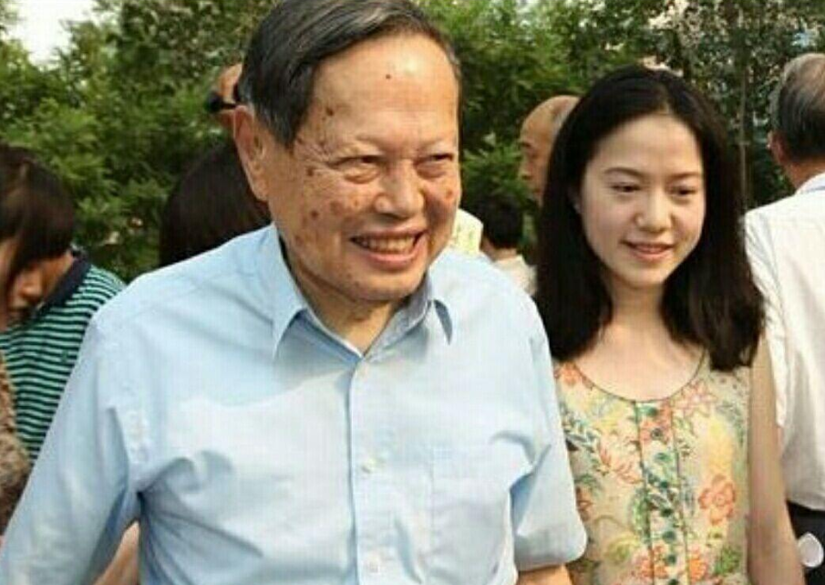 96岁杨振宁喜得千金,网友却怒骂滚出中国,英雄被辱是时代的耻辱