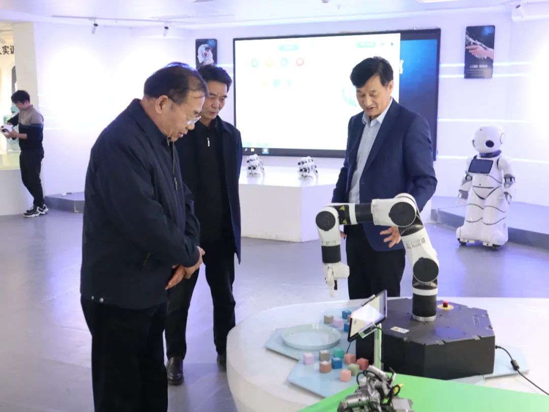 河南省扶贫开发办公室原党组书记张成智莅临展览馆参观