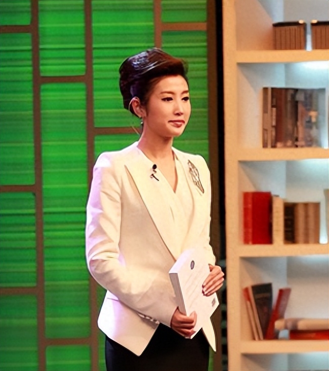 回顾和前夫丁克17年无儿女离婚后嫁央视主播刚强的春妮怎样了