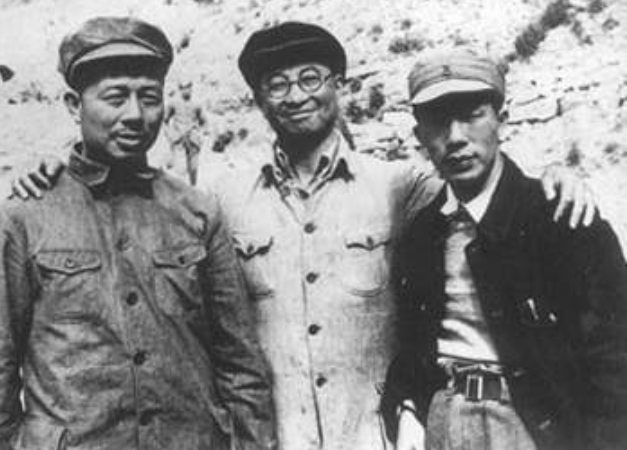 1955年,谭政被授予大将军衔,陈赓有些意外:你的笔胜过枪啊