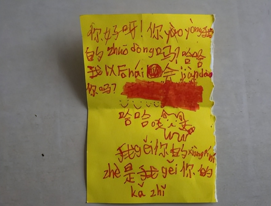 "我是人民解放军",军人与小学生用拼音传纸条,又暖又可爱