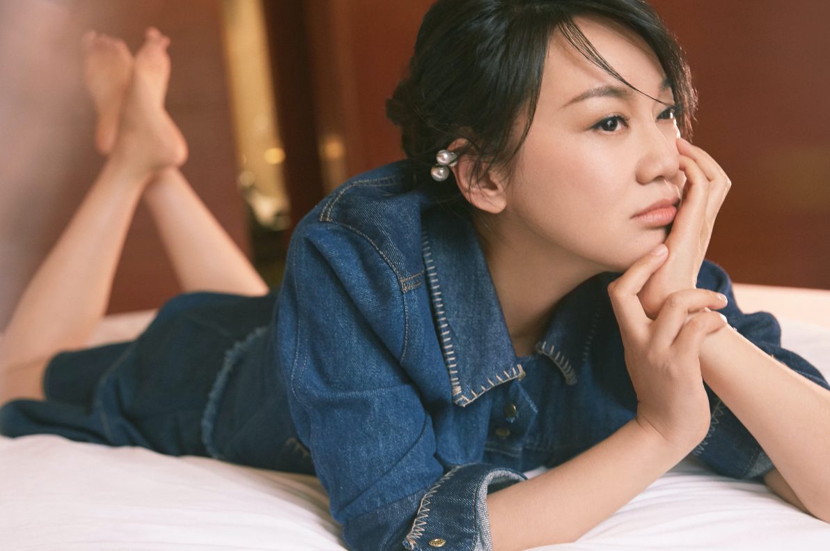 闫妮挑战外婆角色:勇敢面对年龄,却被"美容针"出戏