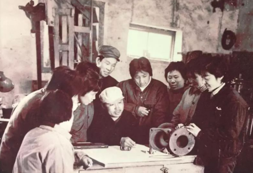 1959年,钢厂女红晋菊清,得知男友是周总理的侄子,赶忙提出分手