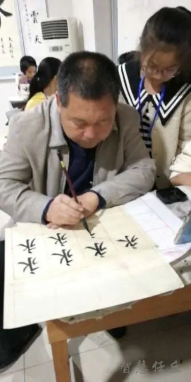 旧仓库变成书法教室—任丘市梁召镇东姜村开办儿童免费书法班