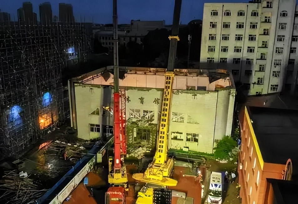 齐齐哈尔中学体育馆倒塌,"沉默五小时"令人绝望,原因实在过分