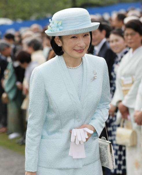 日本文仁亲王刘海中分?纪子妃穿蓝套装好温柔,俩最美公主真上镜