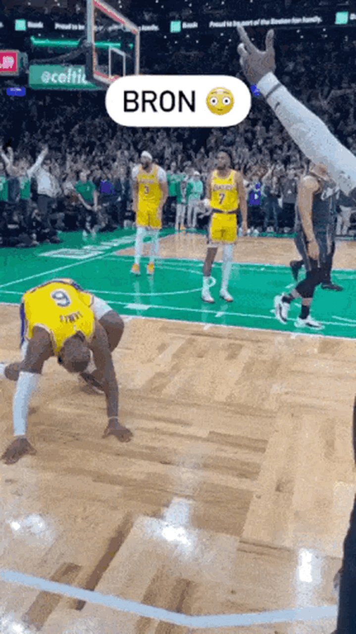 詹姆斯四处下跪前四处走的样子,我严重怀疑是在找摄像头,对准最大的