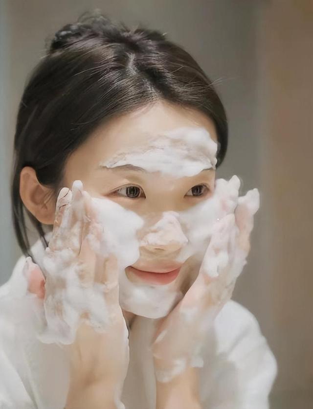 女生在洗脸的时候多加一个步骤,可以去除黑头,让皮肤变得更光滑