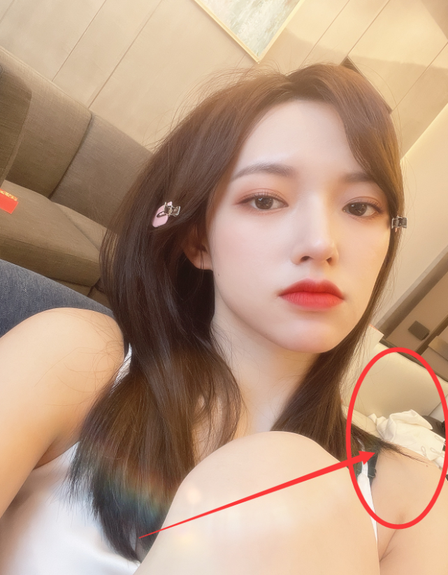 程潇家里玩自拍,无意暴露沙发上"私人物品",原来明星也这样?