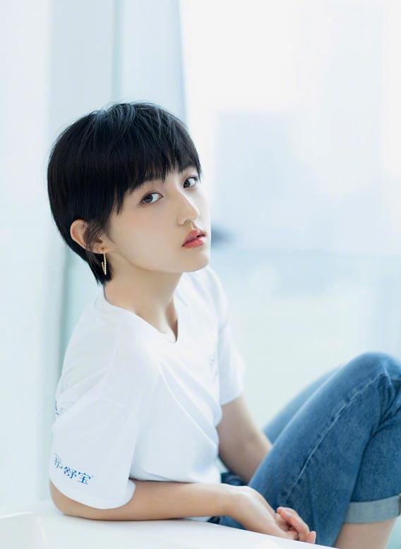 张子枫终于换新发型,剪超短发干净又利落,这张脸太精致了