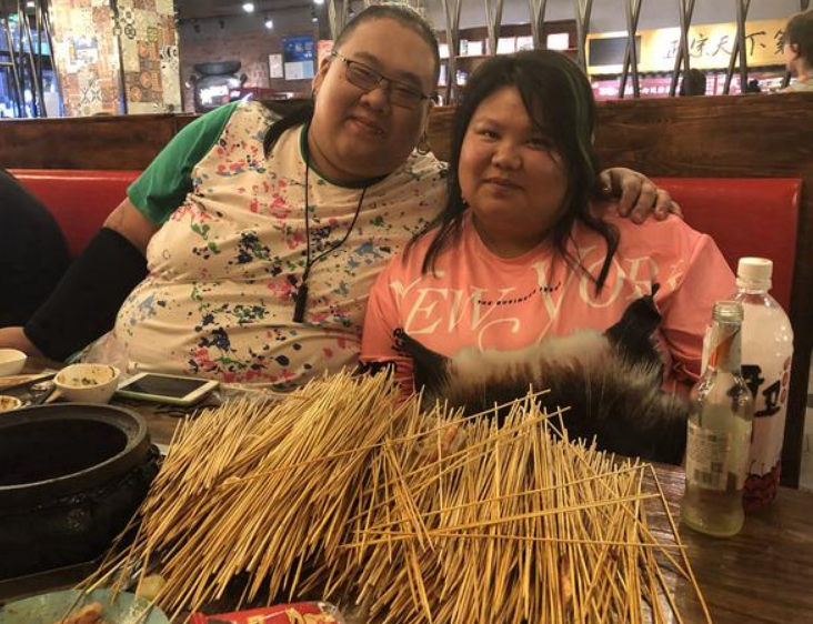 当年陈皖枝刚成年,体重才80斤,加上小小的个子,完全就是一整个小鸟依