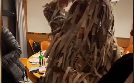 东北男子打牌输了贴纸条,一大哥浑身纸条淡定出牌:脸都看不到了