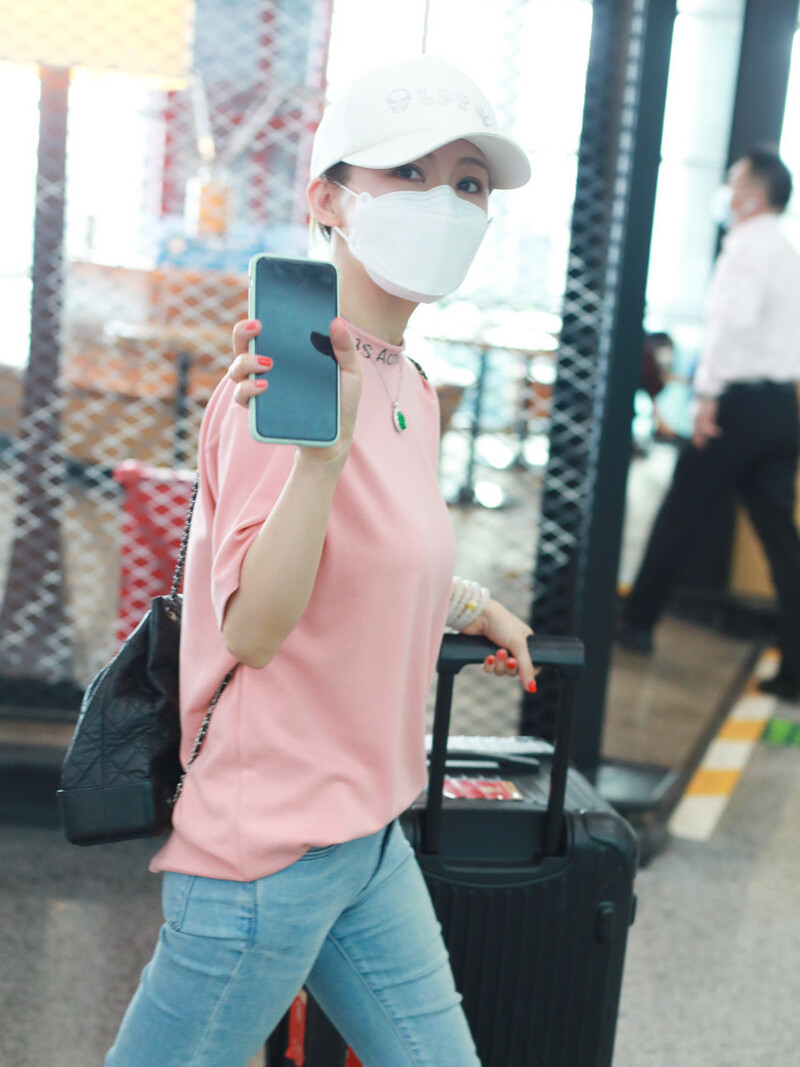 "九球天后"潘晓婷现身机场,穿搭紧身裤秀身材,电话不停很忙碌