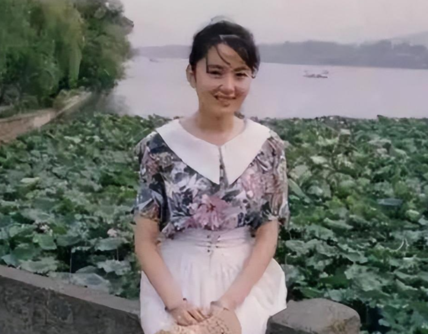 纪实:女流氓翟曼霞交往了18个男友,因穿着暴露,23岁被判死刑!