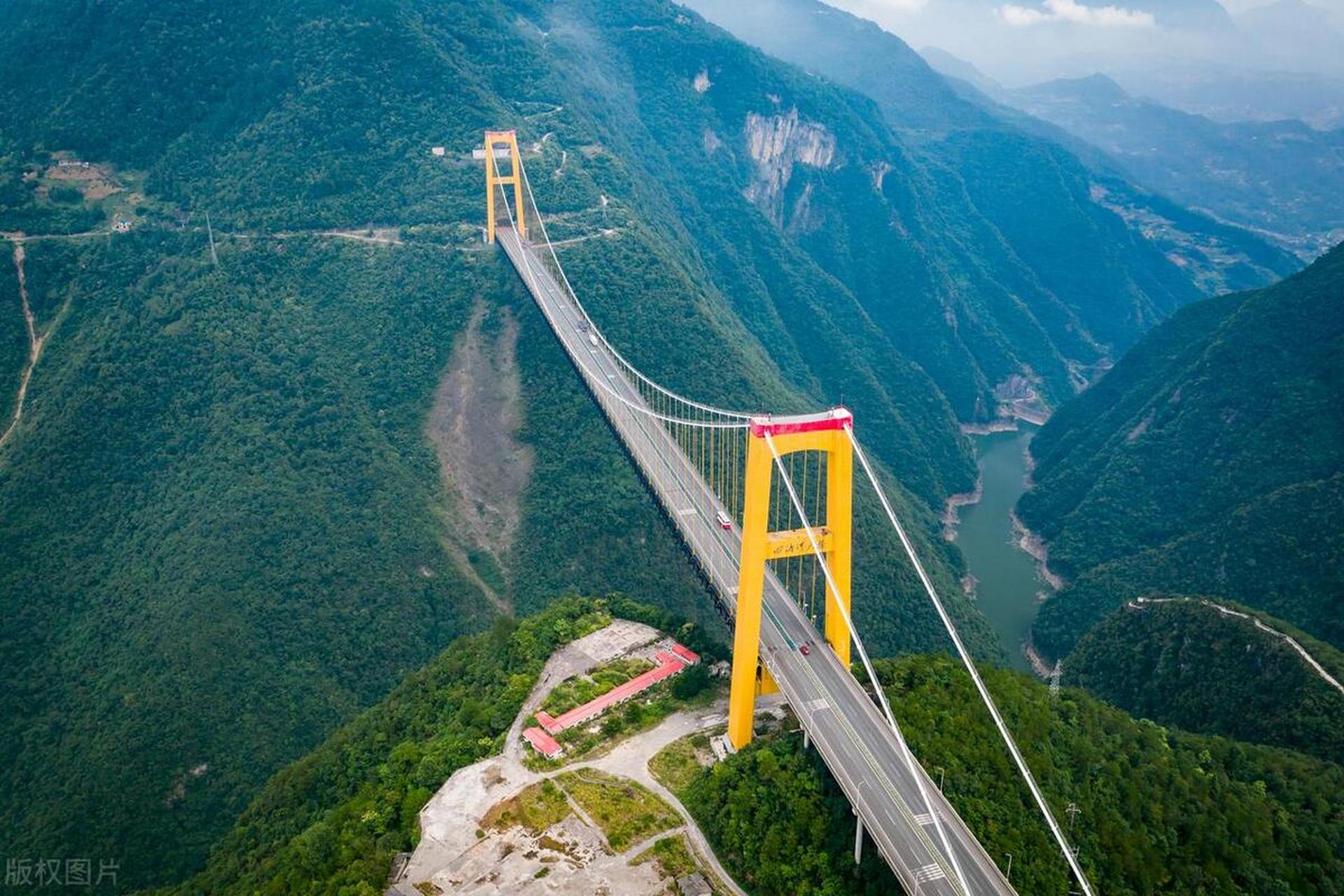 中国用火箭造桥,四渡河大桥是世界上难度最大,规模最大的山桥.
