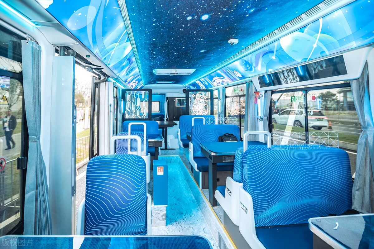 近日,四川省成都市推出了全国首辆"科幻巴士"