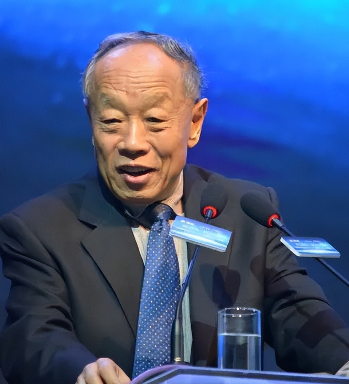 时任驻美大使李肇星在美国大学演讲时,被一老太太质问:"你们为什么要