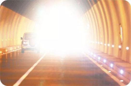 |泉州10岁女孩蹲地整理书包，小车从身上碾过！警方连夜通报