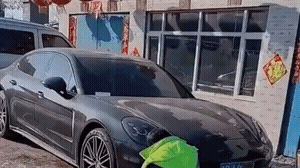 搞笑gif合集:三个人苦心培养一个月的西瓜,结果尴尬