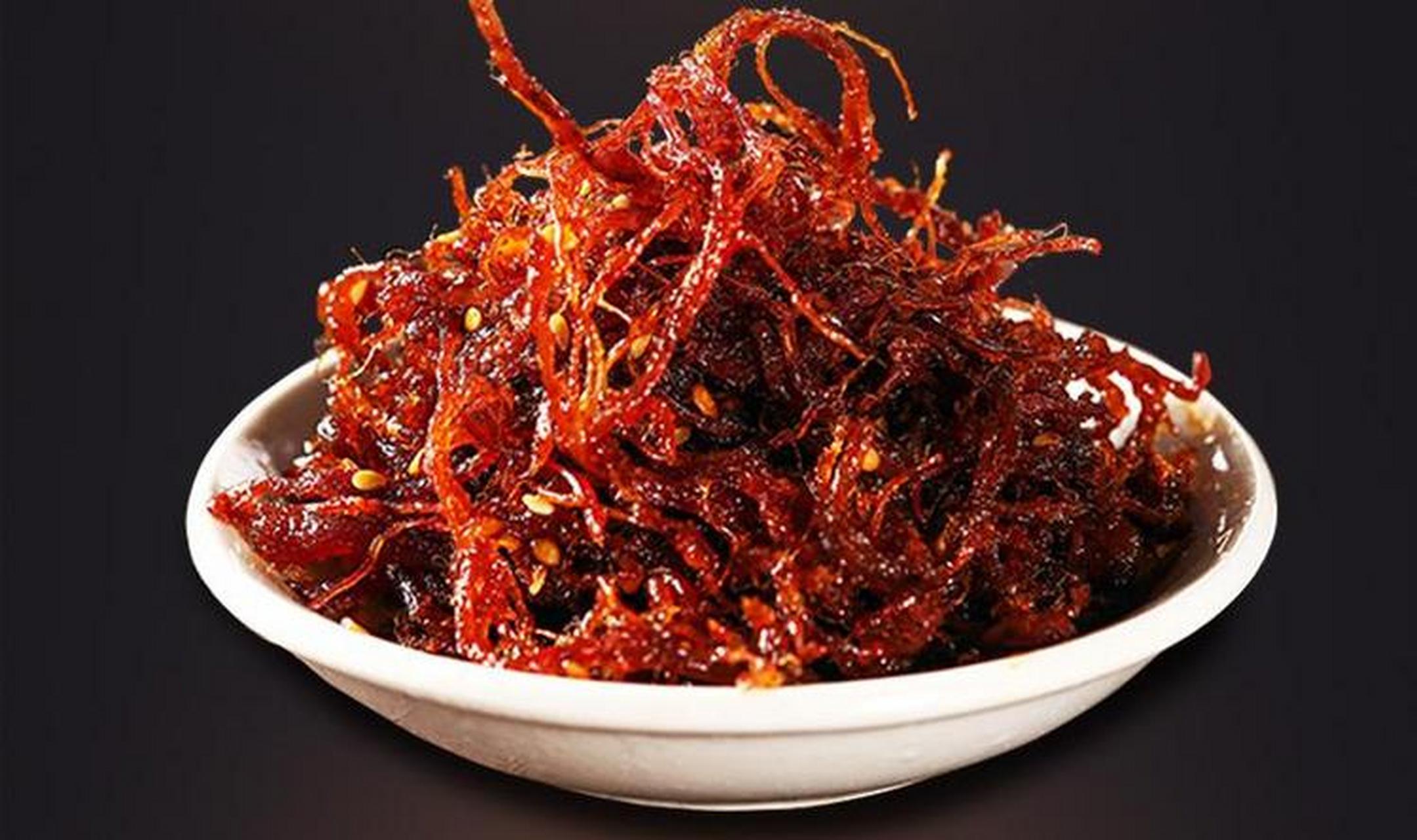 达州灯影牛肉:是四川达州的特色风味小吃,味道麻辣鲜香,色泽油润红亮