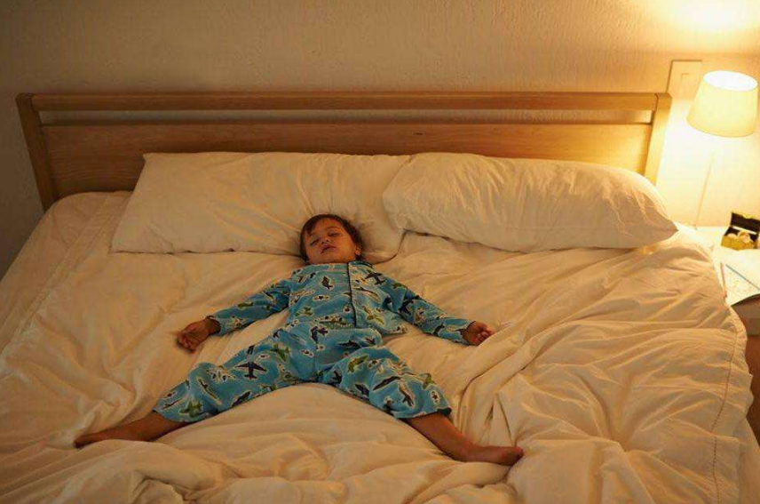 孩子晚上睡觉时不盖被子,却没有挨冻着凉生病,是为什么?