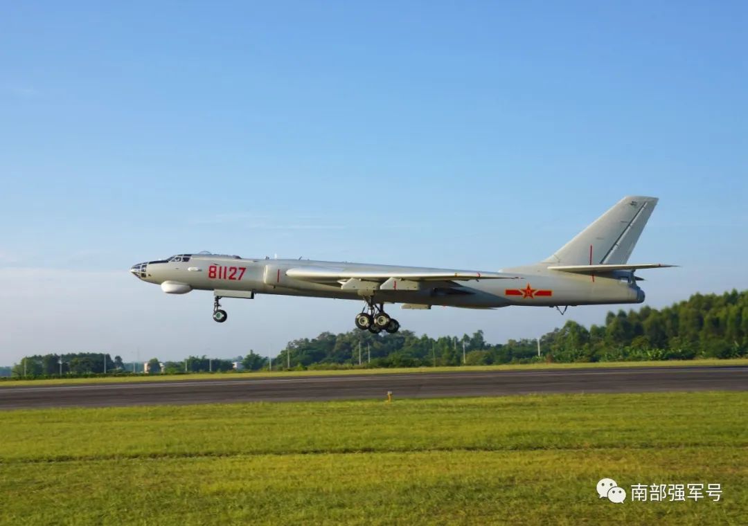 热点|接连多日！南部战区海军航空兵某轰炸机团开展昼夜间飞行训练