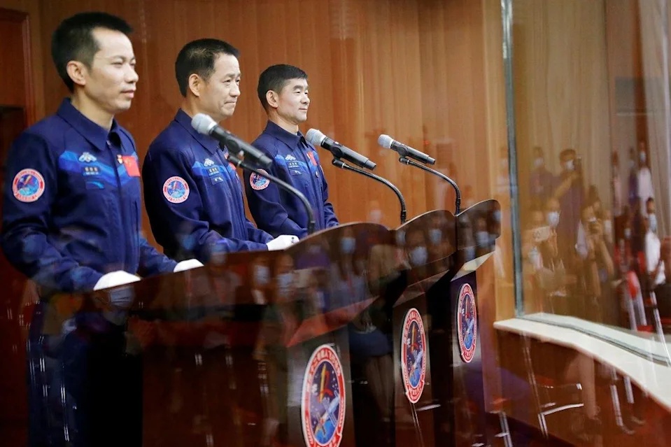 三名宇航员聂海胜,刘伯明和汤洪波