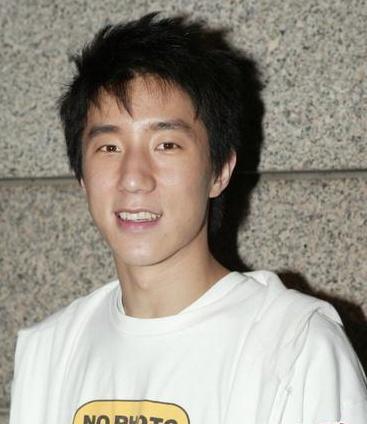 成龙女儿领救济捡垃圾流浪住桥洞我只是他们冲动的产物