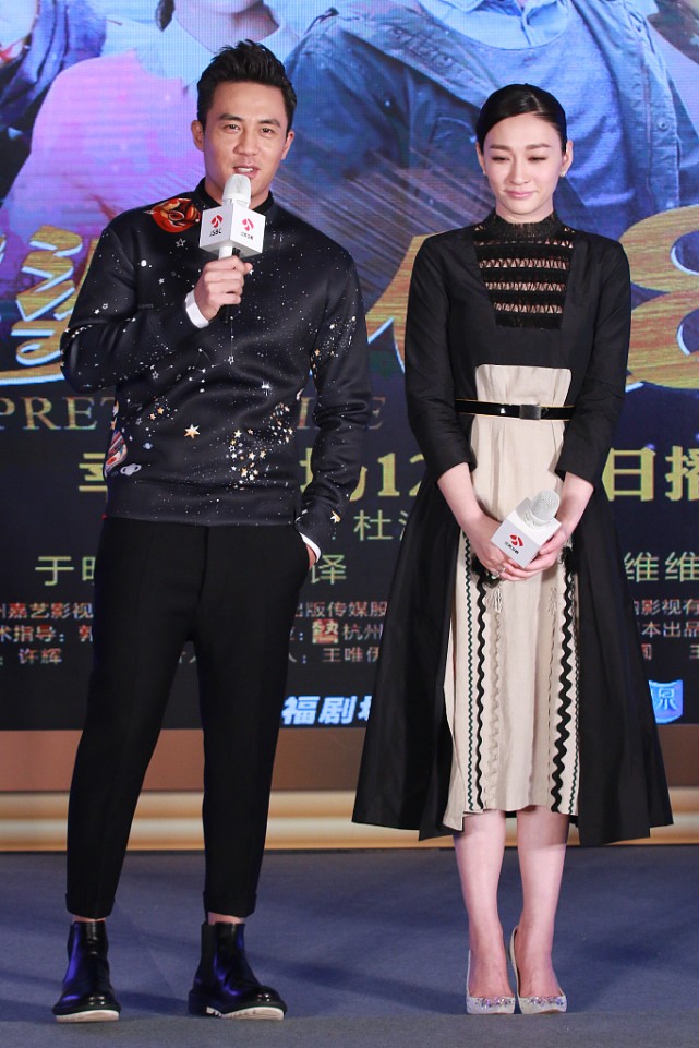 李小冉与小5岁的杜淳同框,穿蕾丝款裙显瘦又妩媚,看不出年龄差