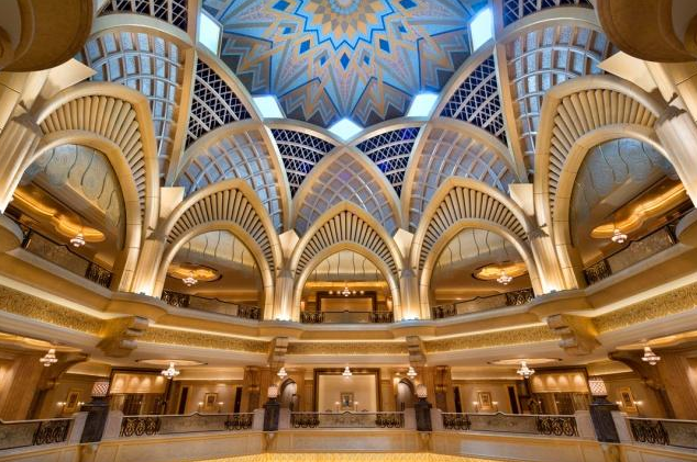 全球唯一的八星级酒店,建成花了30亿美元,仅大门就有40米高