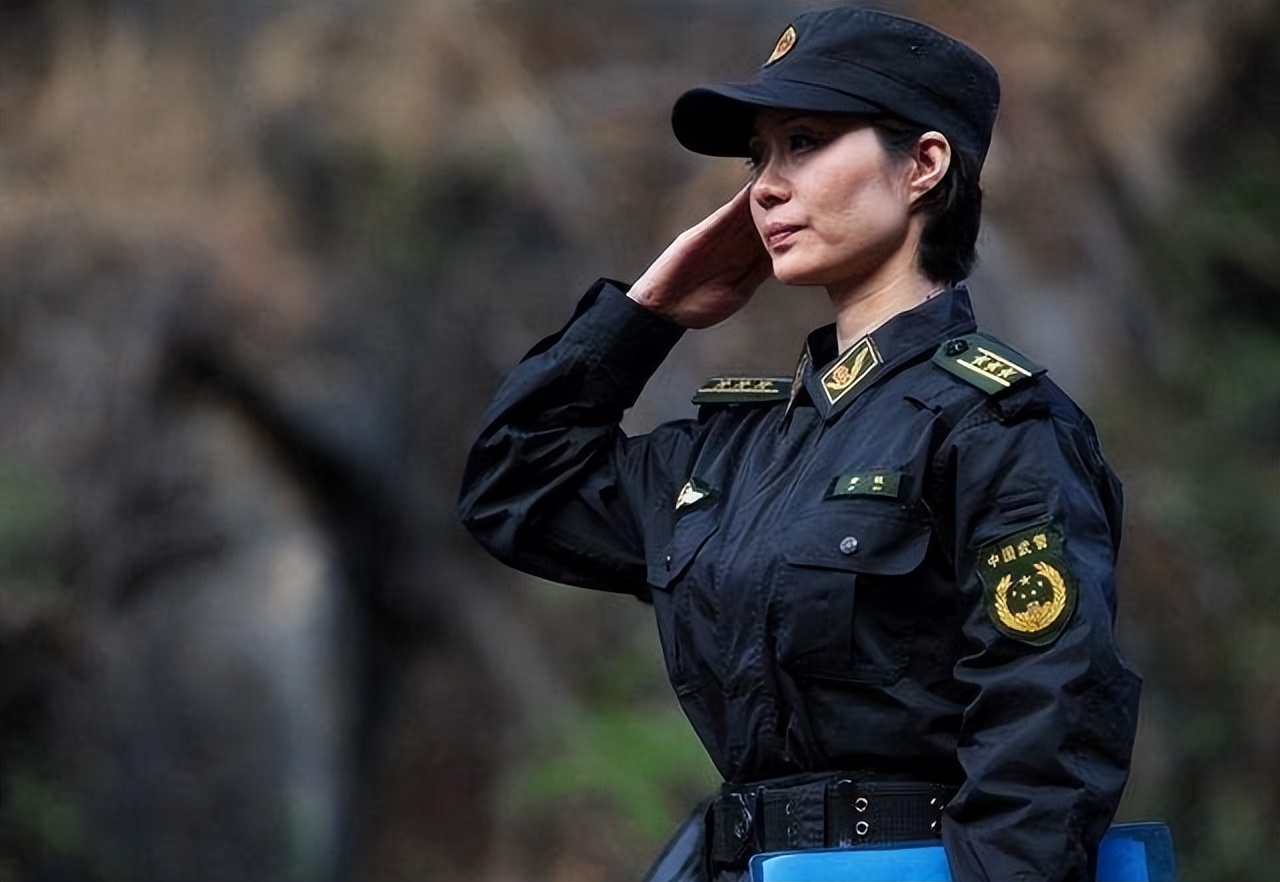 中国美女警花雷敏,一拳击出107公斤,7次立军功,后来嫁给了保安