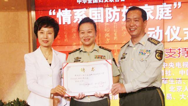 "独臂英雄"丁晓兵:如今已是少将,一生用左手敬军礼!