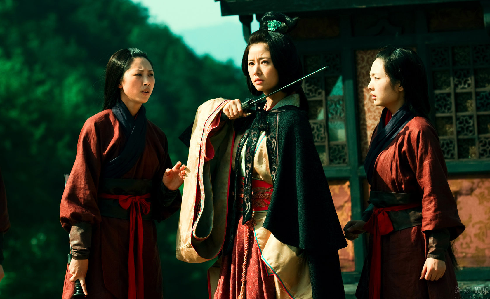 吕布死后,貂蝉被曹操送给关羽,次日便自尽了,关羽对她做了啥?