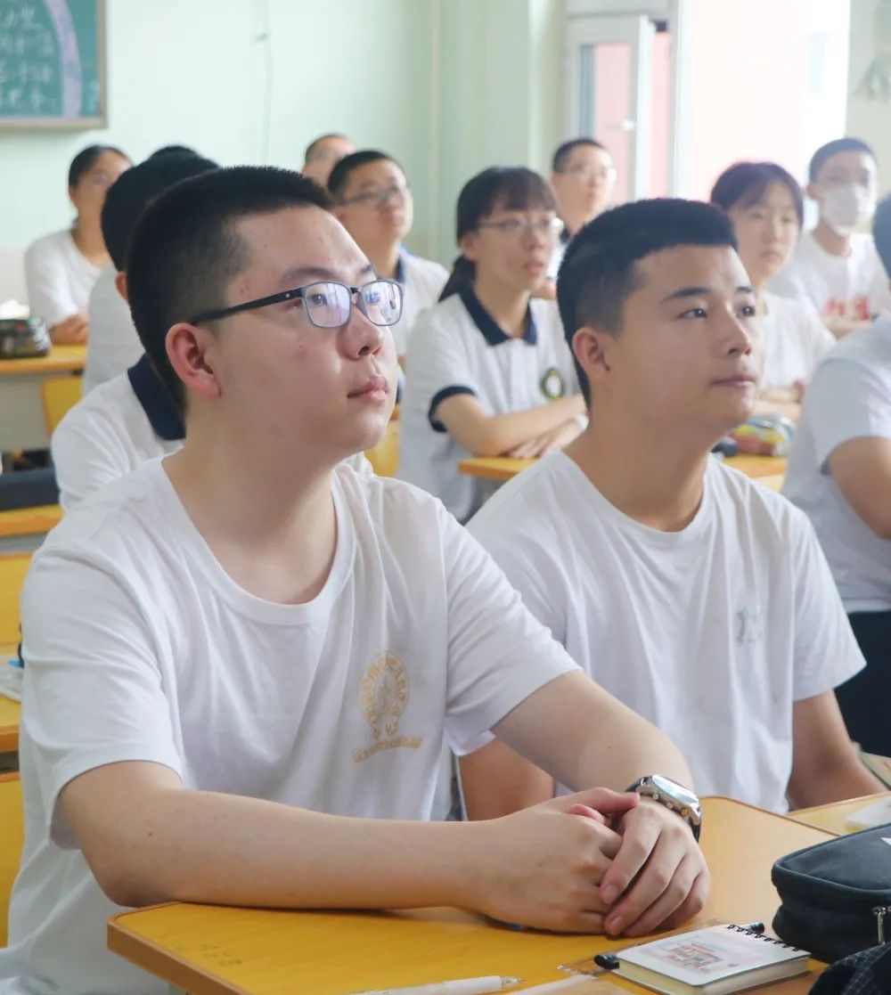 哈爾濱德強高中高一新生開學啦!四通八達的校車接送學生