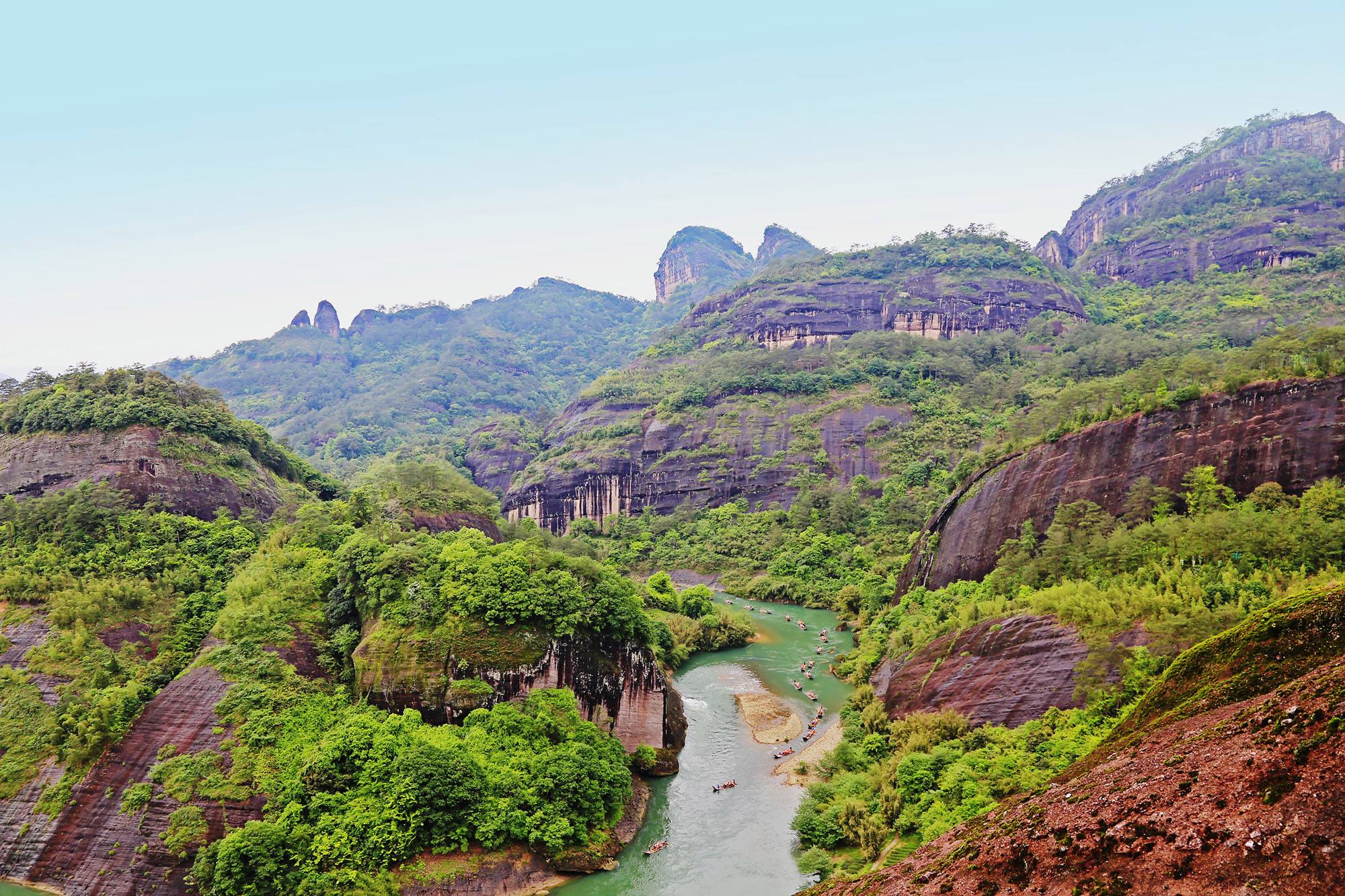 武夷山是著名的风景旅游区和避暑胜地,属典型的丹霞地貌