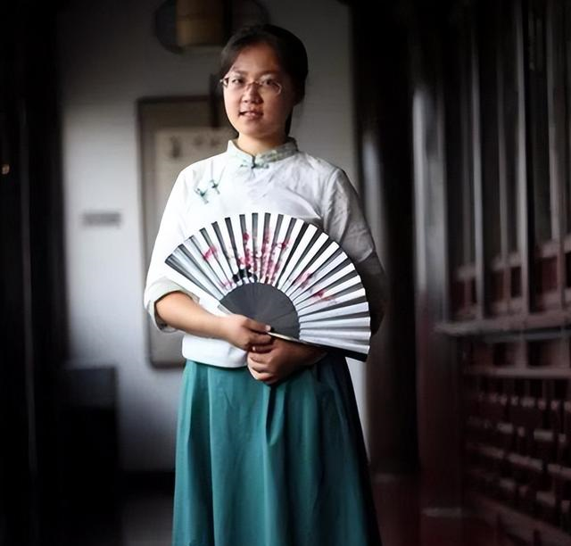 辽宁女孩刘丁宁,放弃港大72万退学复读,后来考了几分?