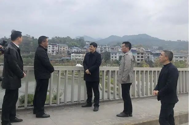 遵义市常务副市长向承强到余庆河巡河