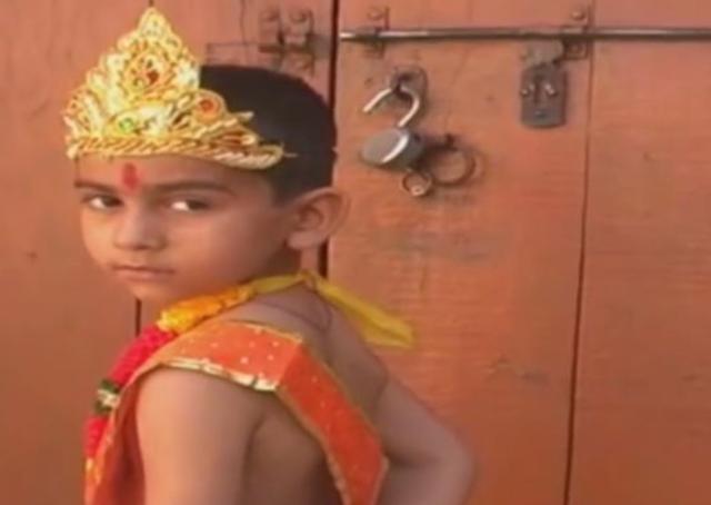 印度这个小男孩长了条尾巴,村子里人说摸一摸就能有好运