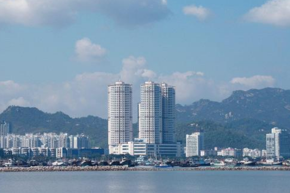 珠海有座"三炷香"大楼,已经烂尾17年,如今变为"练车场"