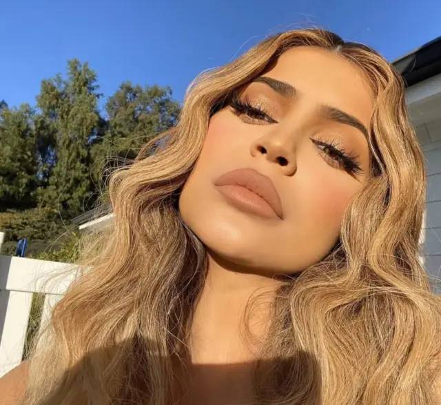 到底是什么不明pose,让卡戴珊被jennie的粉丝喷成筛子?