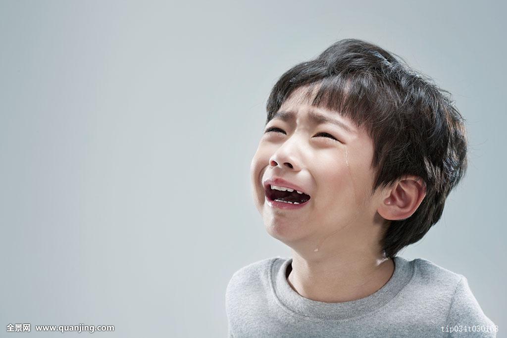 动不动就哭跟忍着不哭的孩子,长大后有这三点差距