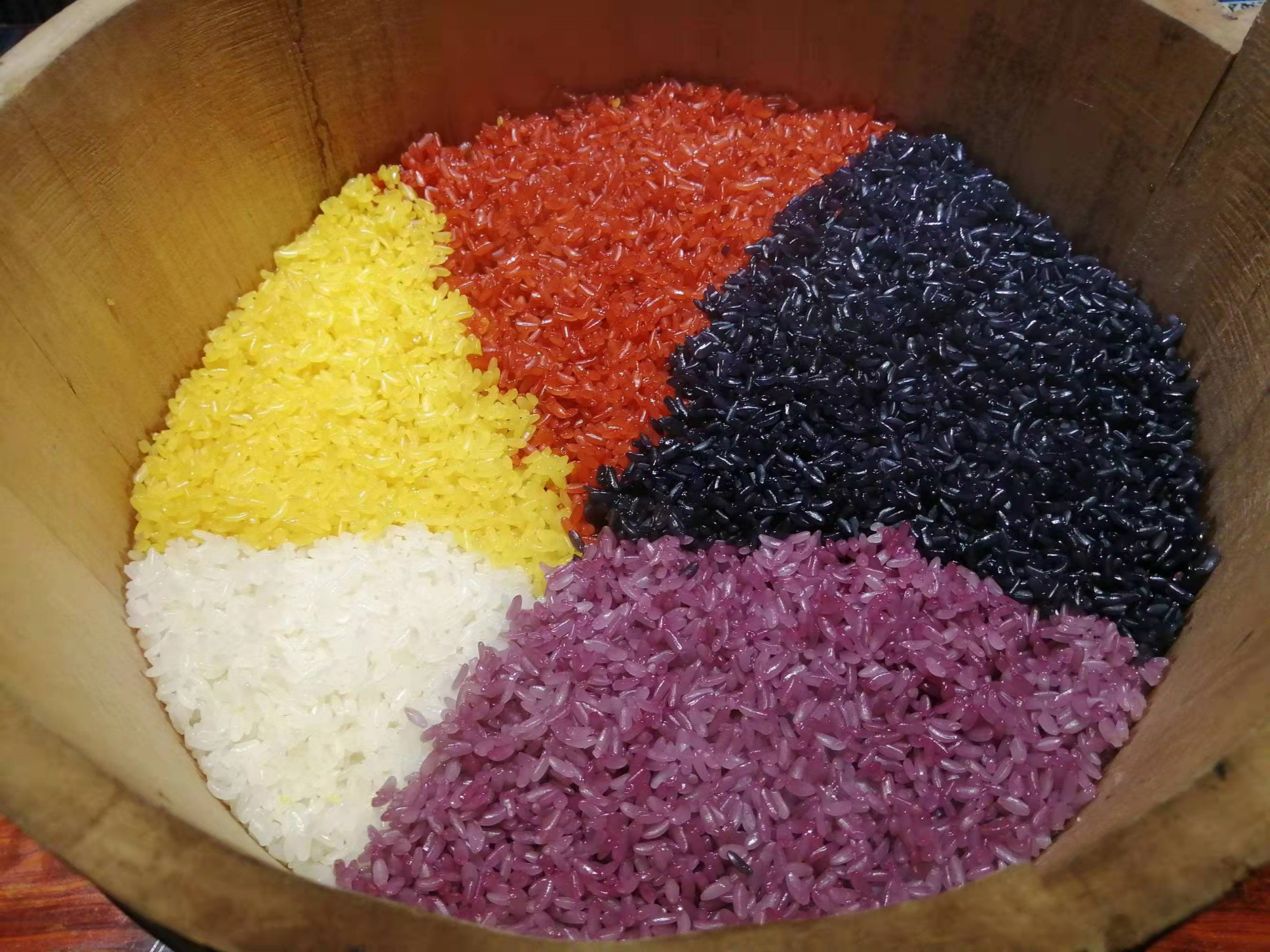 三月三,这样做彩色糯米饭真漂亮,你们的家乡做彩色糯米饭吗?