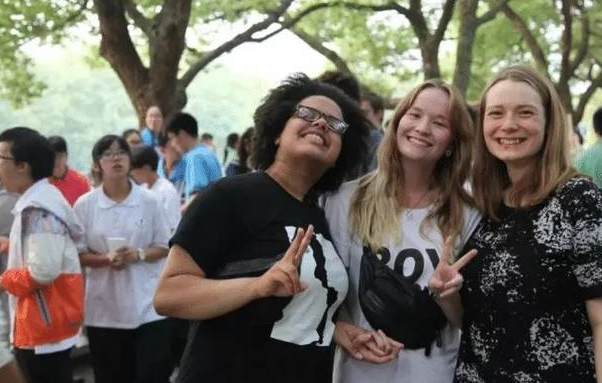 浙江大学一女生毕业典礼跪留学生引热议!应谴责还是祝福?