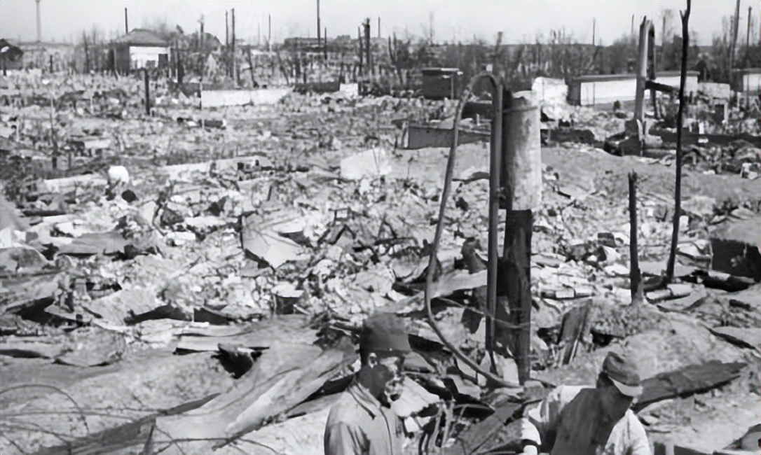 著名的"李梅烧烤":李梅在行动前,提议将所有的炸弹改成燃烧弹