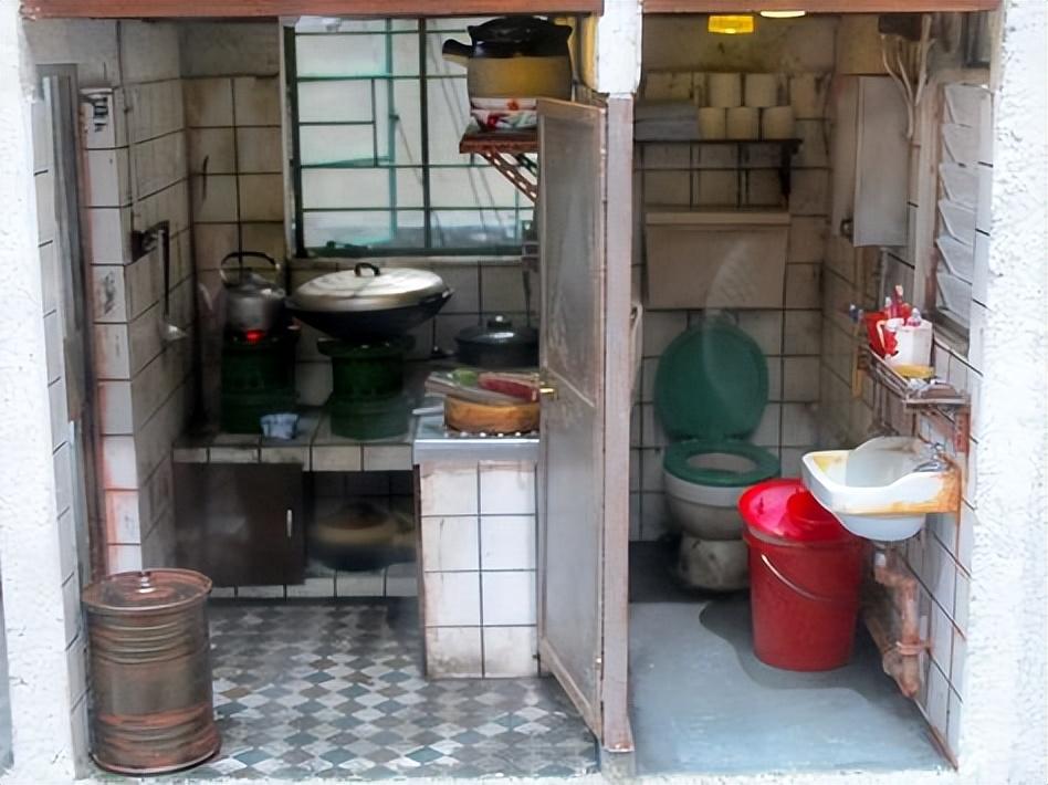 香港穷人住的棺材屋有多挤厨房厕所一间房睡觉翻身都困难