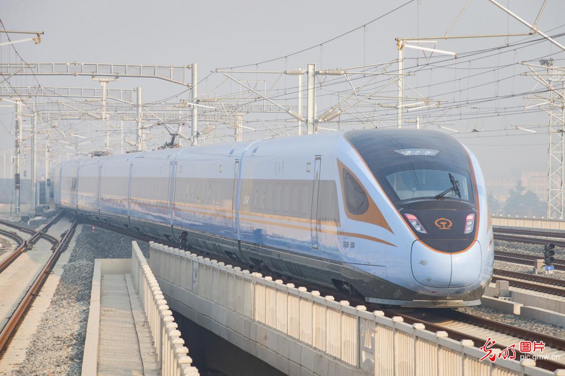 新型"复兴号"动车组首次投入运营