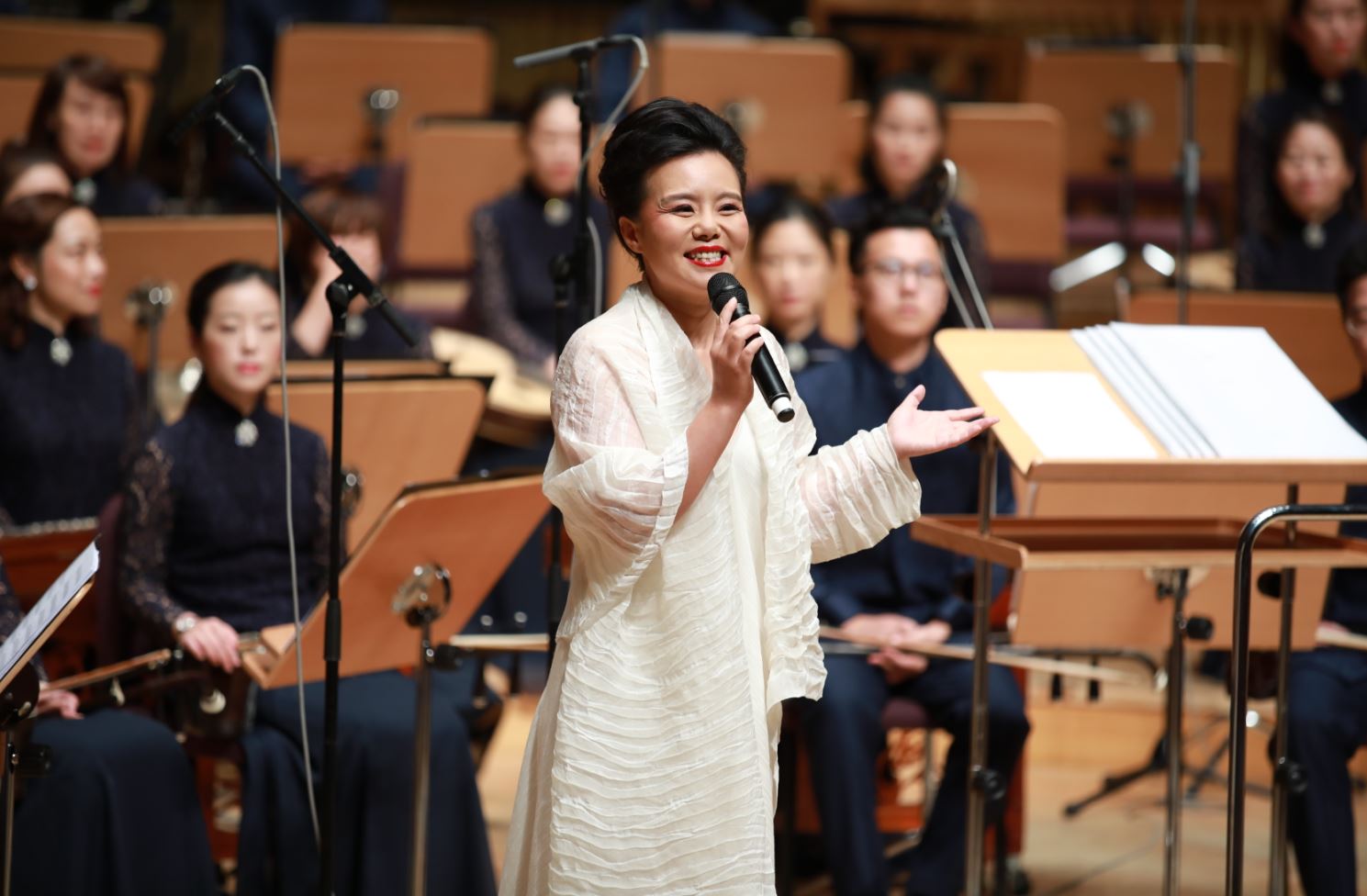 龚琳娜晒绘画庆祝48岁生日 称音乐滋养着自己