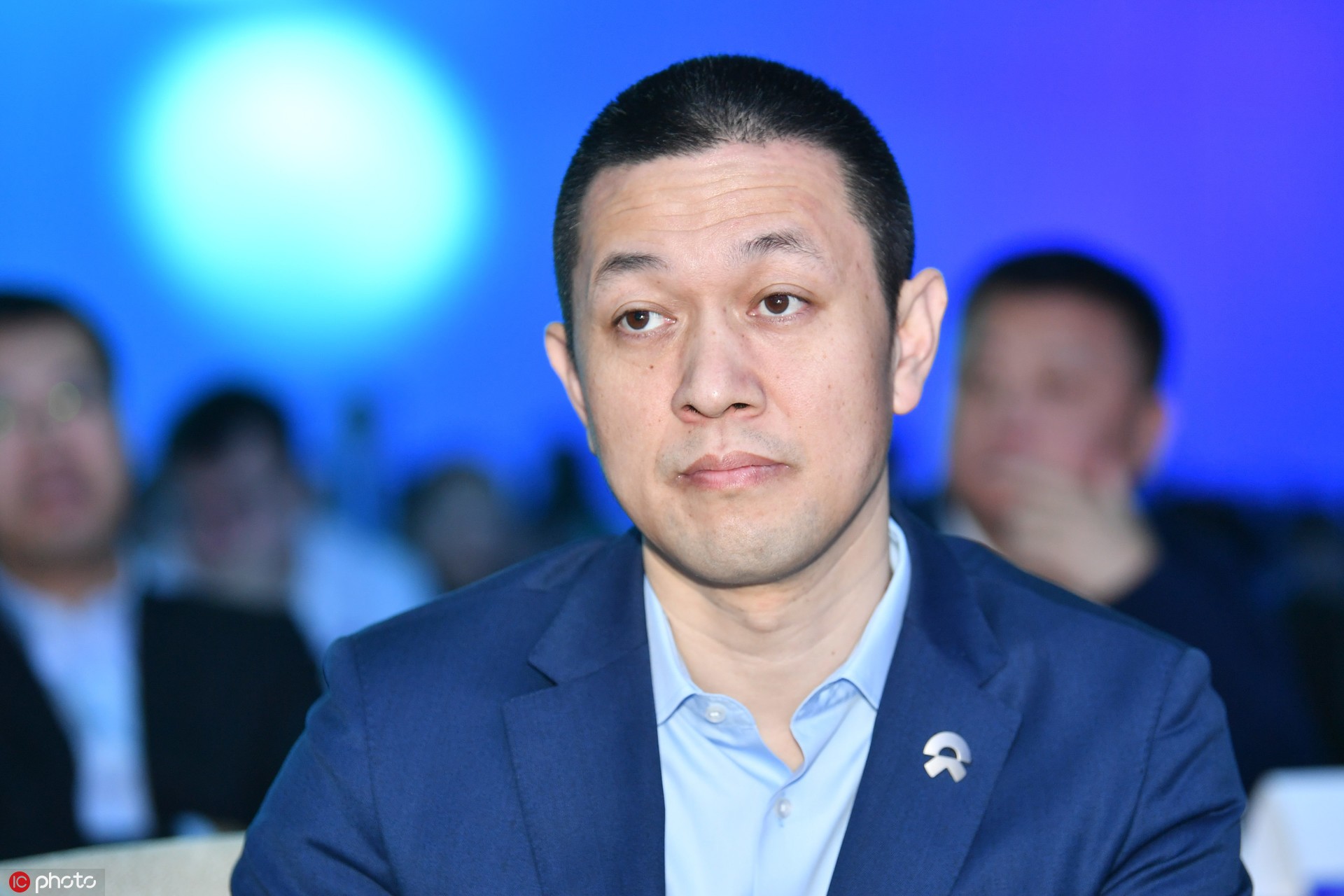 知名车企或裁员近2700人!董事长发全员信致歉;单季净亏损超60亿
