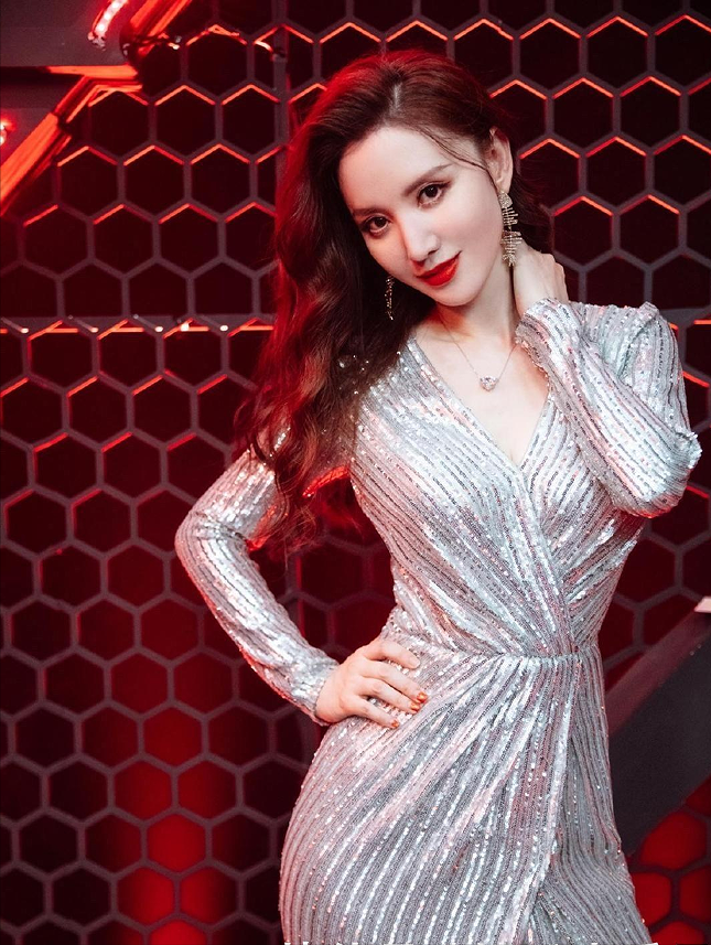 张萌身材火辣气质独特,可以靠脸吃饭却靠天赋,演员竞争太激烈
