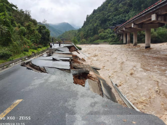 柞水公路管理段奋力抢修水毁路段确保道路安全畅通